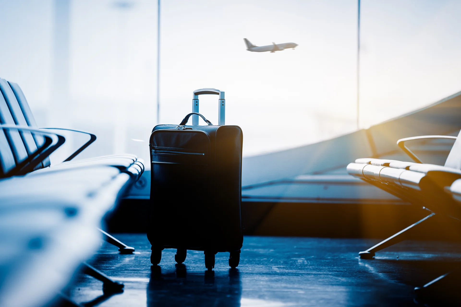 Reisegepäck am Flughafen mit startendem Flugzeug